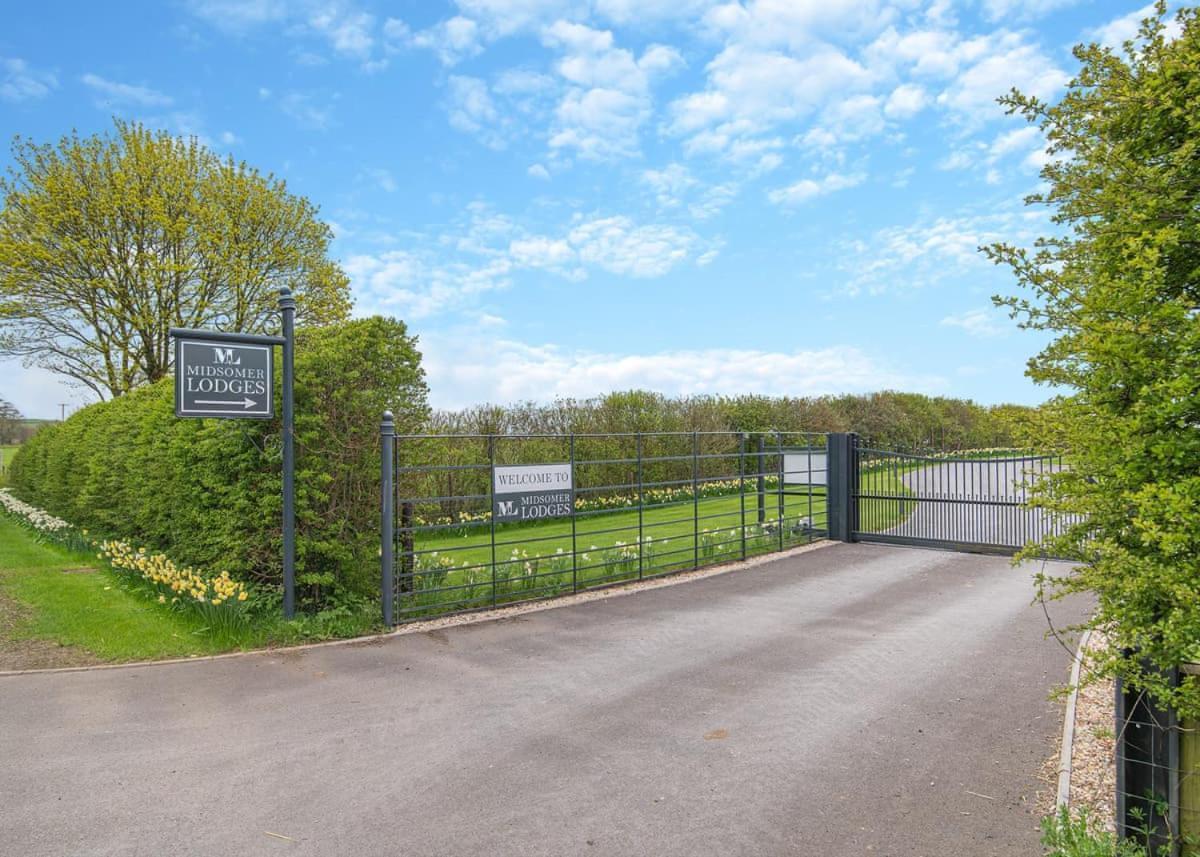 Midsomer Lodges Pilton Esterno foto